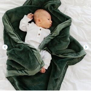 NWT Saranoni Lush Receiving Blanket- Hunter Green